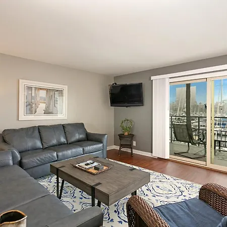 210B Harbor Views Short Stroll To Beach, Large Balcony, Walk To Dining Shops